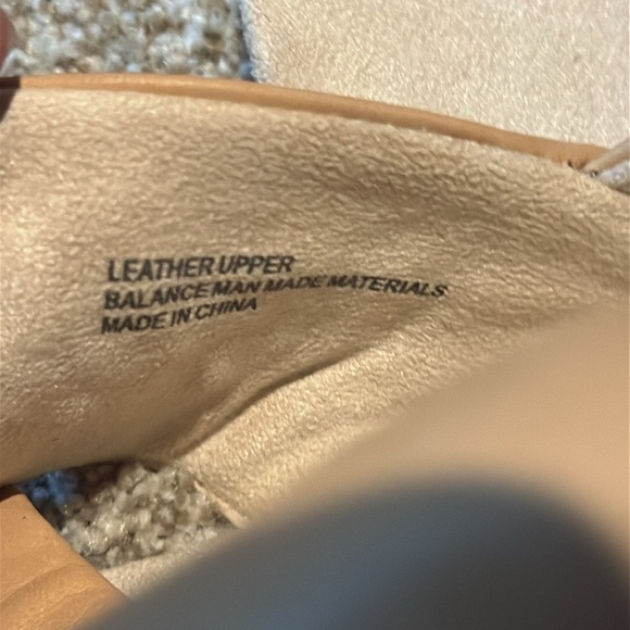 Born NWT Sandals Sling Back 10M Neutral Leather Comfort Vacation Travel Resort - Picture 12 of 13